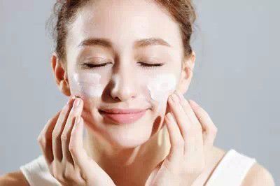 多次洗臉等于卸妝完成？ 警惕卸妝的7大誤區(qū)