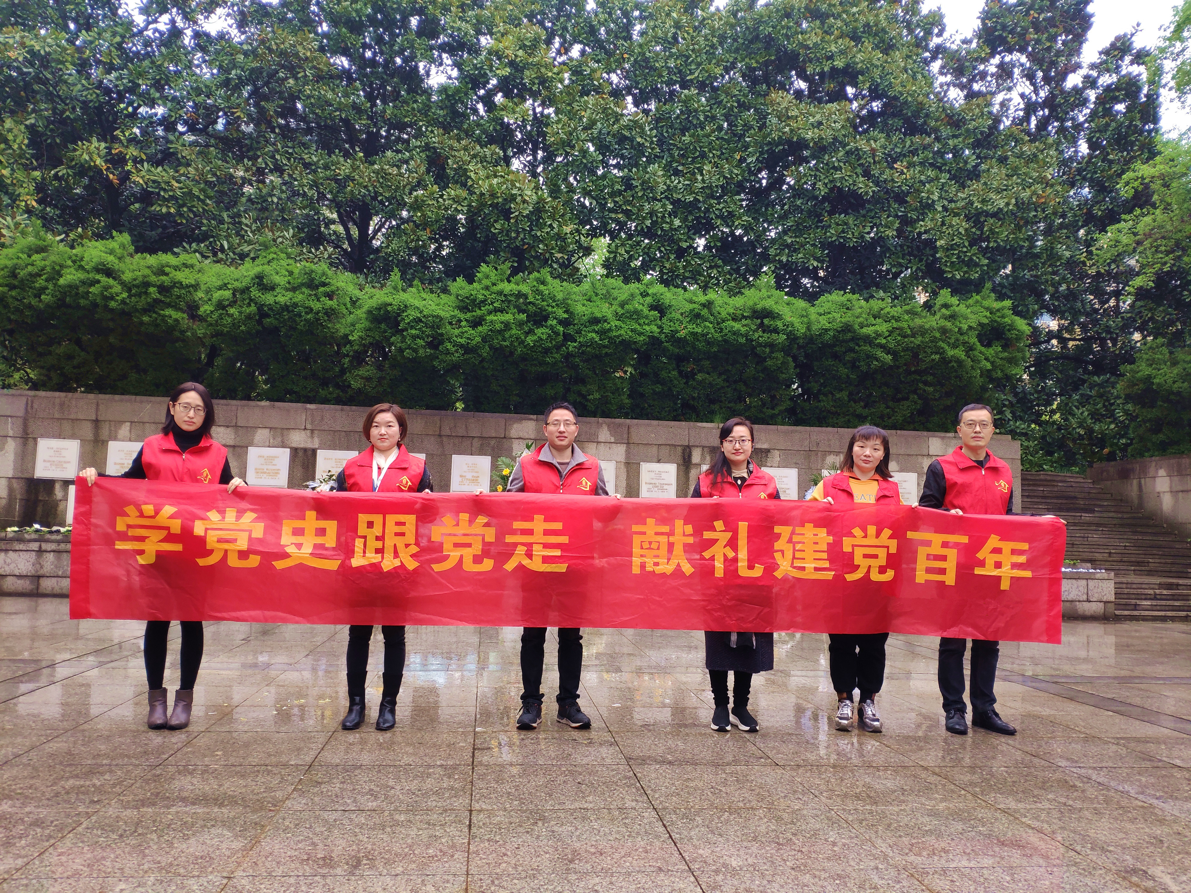 學(xué)黨史，祭英烈，憶初心 ——東信醫(yī)藥黨員代表向蘇聯(lián)空軍志愿隊(duì)烈士...