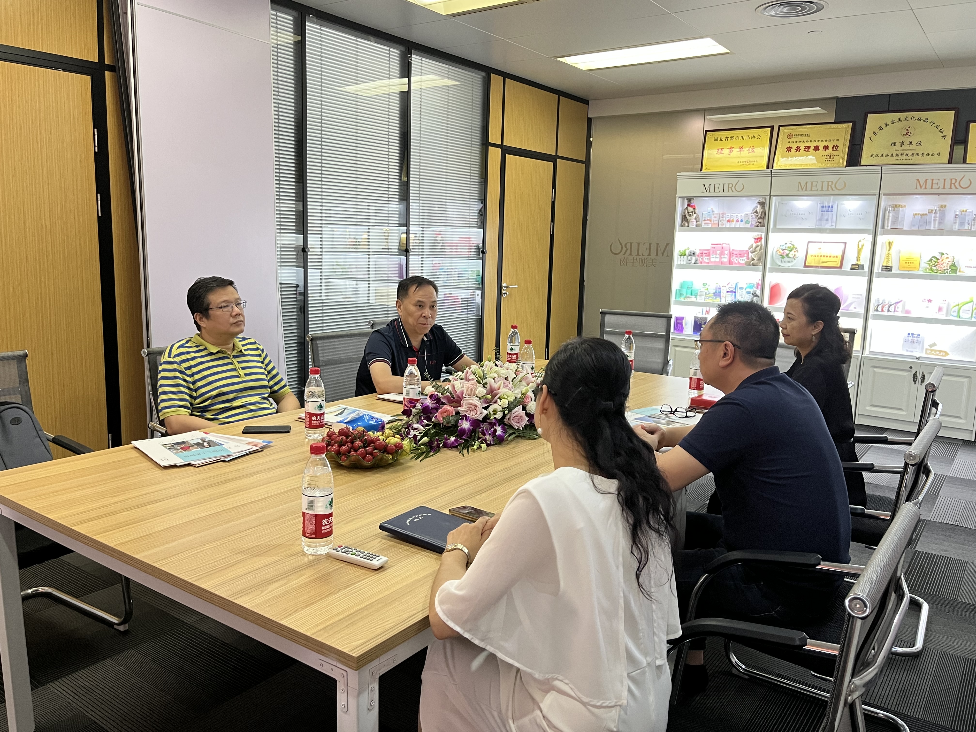 武漢市委統(tǒng)戰(zhàn)部、市民盟領(lǐng)導(dǎo)蒞臨東信醫(yī)藥集團(tuán)參觀考察