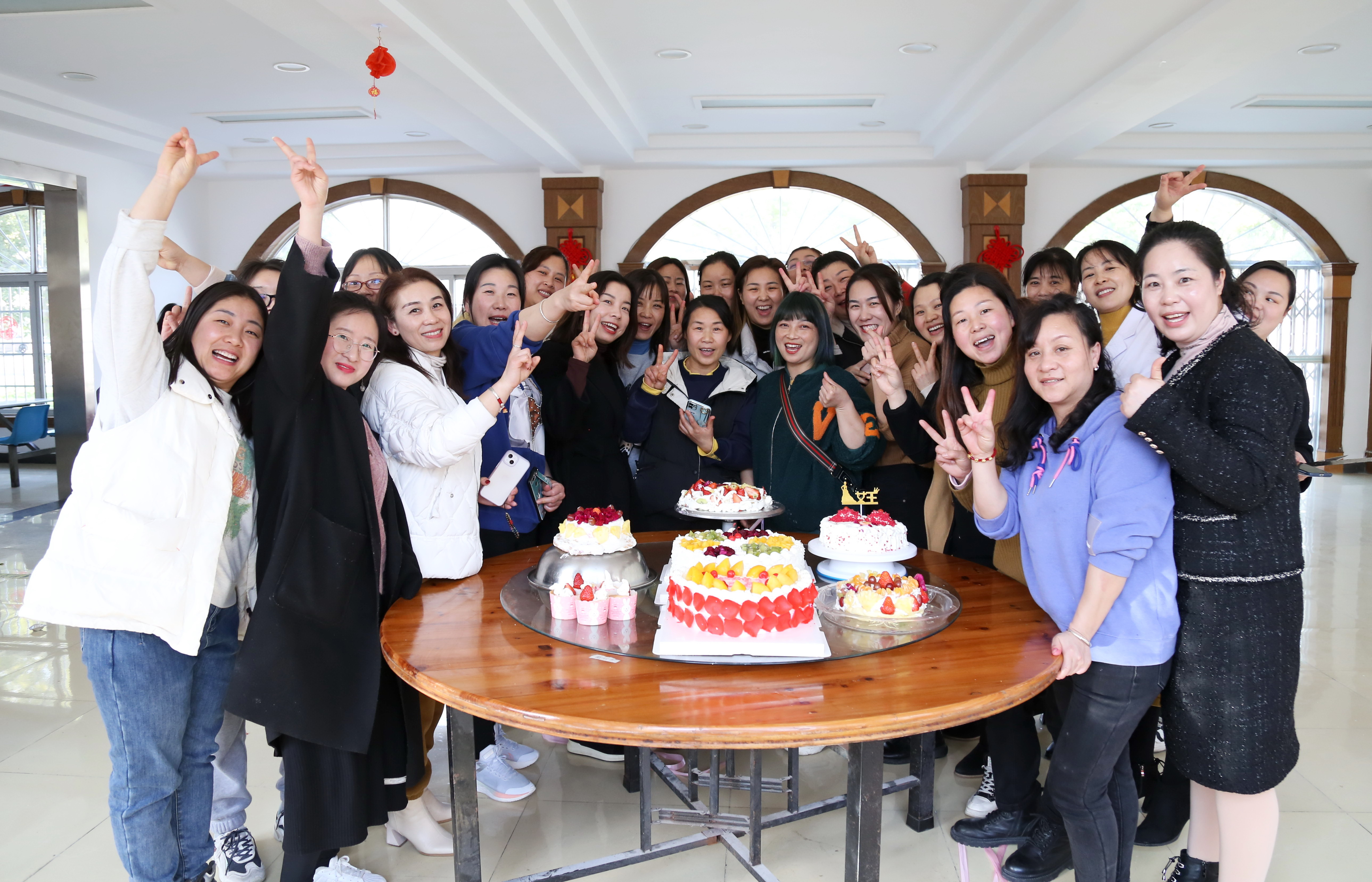 與美同行，樂(lè)享生活——東信醫(yī)藥集團(tuán)以多種形式隆重慶?！叭恕眹?guó)際...