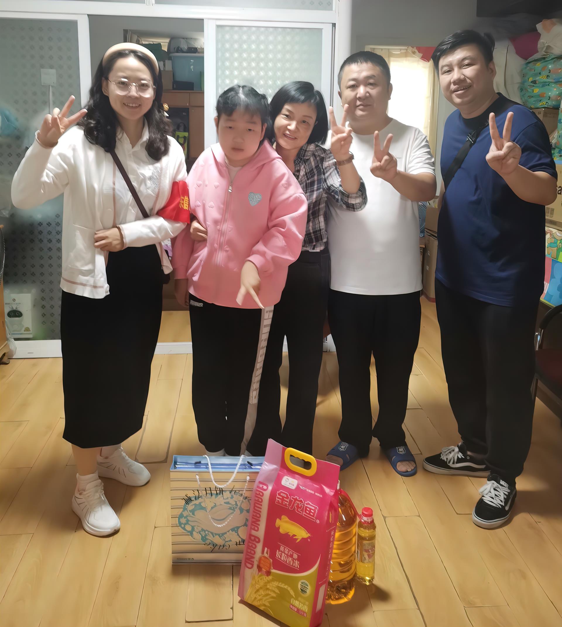 情暖中秋，與愛同行——東信醫(yī)藥團(tuán)支部慰問結(jié)對(duì)幫扶兒童