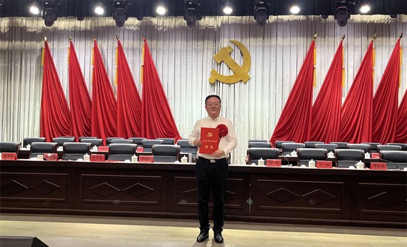 喜報(bào)！東信醫(yī)藥總經(jīng)理李建軍榮獲“區(qū)優(yōu)秀共產(chǎn)黨員”稱號(hào)